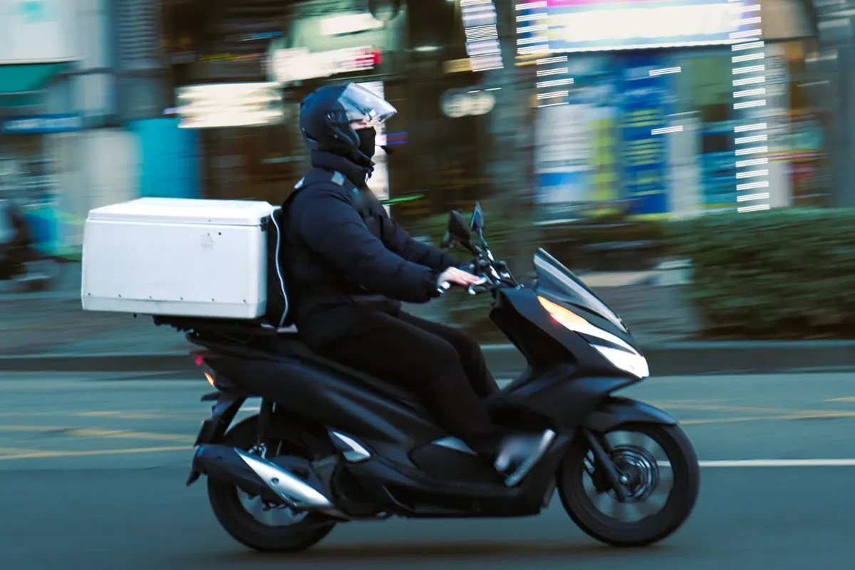 SRC Kurye belgesi için kurye kutulu motosikletle paket taşıyan moto kurye
